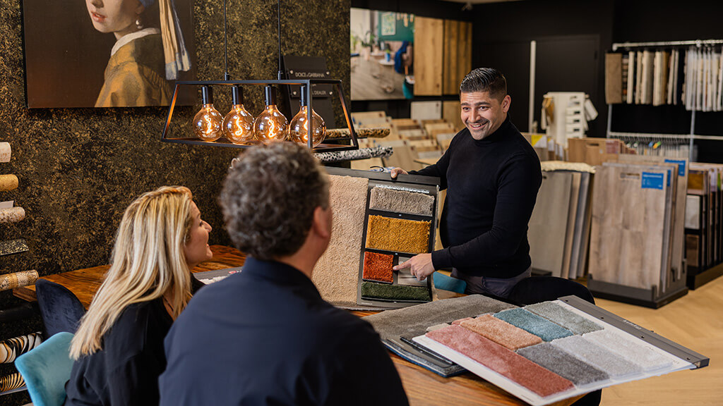 Trap bekleden met keuze uit diverse kleuren tapijt bij DD Vloeren