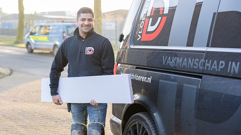 Vakman geeft prijsadvies over pvc vloeren bij DD Vloeren