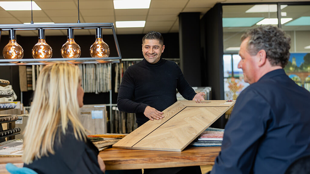 Klantadviesgesprek over laminaatkeuze in showroom bij Vianen
