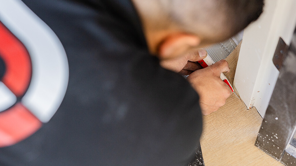 Vloerlegger van DD Vloeren plaatst professioneel laminaat vloer