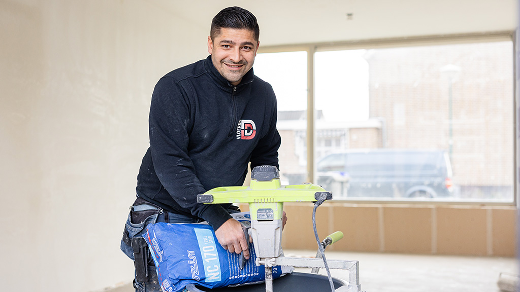 Vakman bereidt ondervloer voor pvc vloer met lange planken