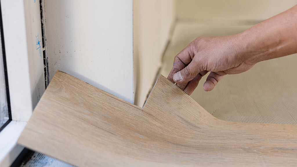 Vloerenspecialist legt pvc vloer in woning in Vianen