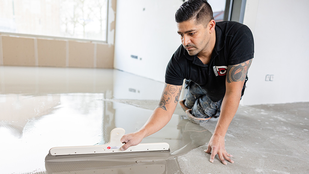 Vloerenspecialist brengt egalisatielaag aan voor pvc tegelvloer