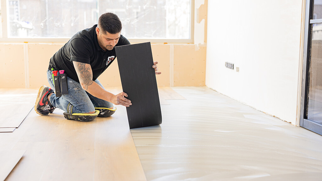 Plaatsing van lange planken pvc vloer voor ruimtelijk effect