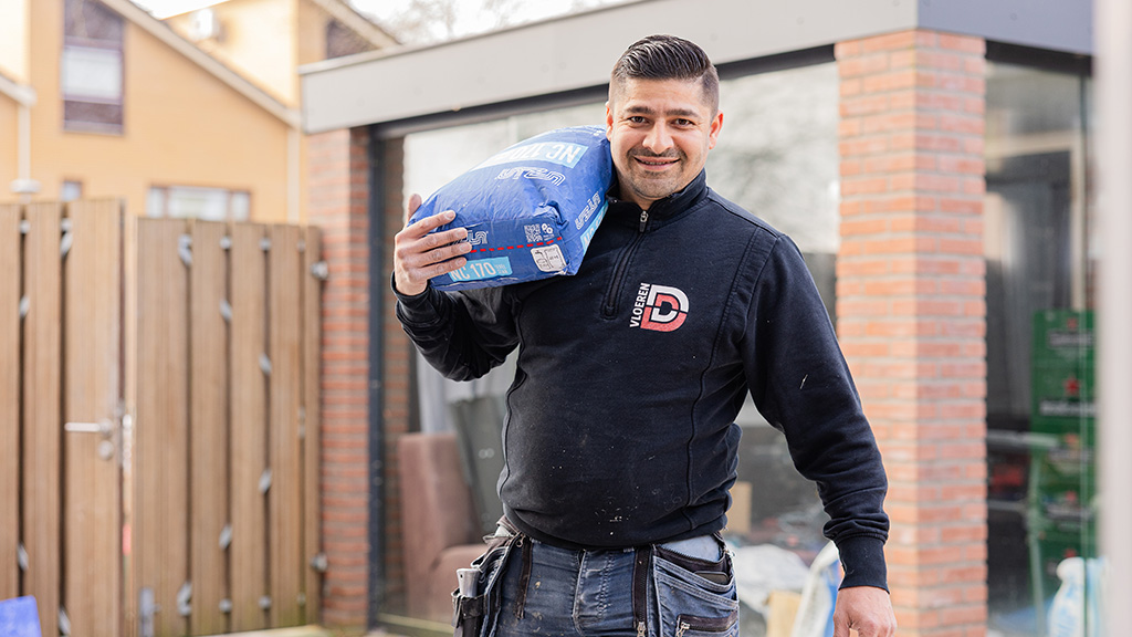 Vakman van DD Vloeren bereidt zich voor op het leggen van visgraat laminaat