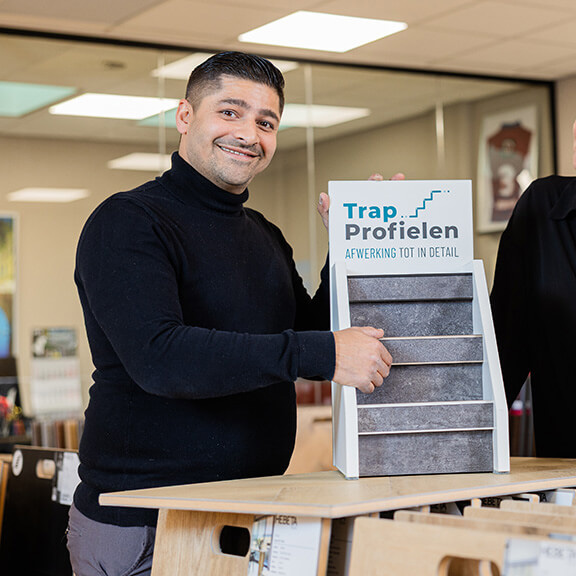 Klant voelt vloerstaal in showroom